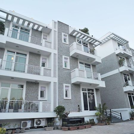Mantra Amaltas Hotell New Delhi Exteriör bild