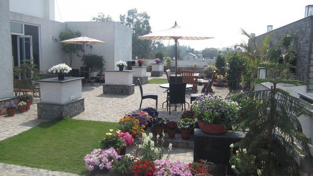 Mantra Amaltas Hotell New Delhi Exteriör bild
