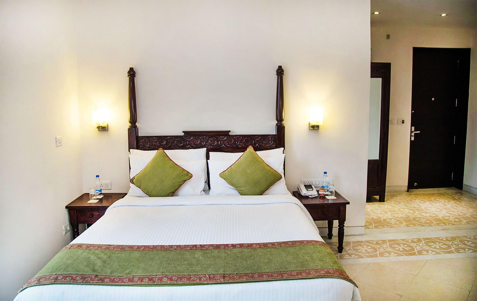 Mantra Amaltas Hotell New Delhi Exteriör bild