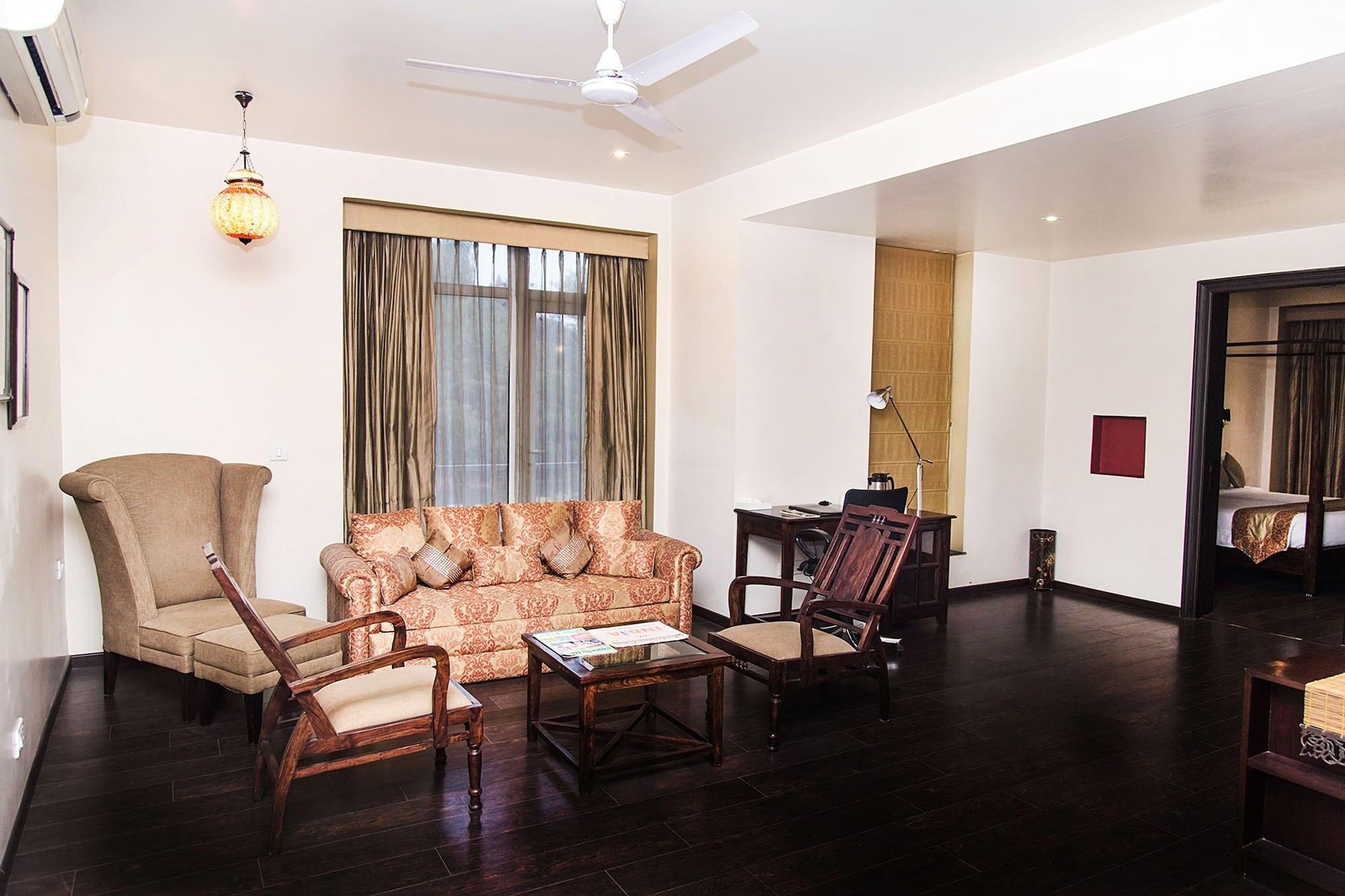 Mantra Amaltas Hotell New Delhi Exteriör bild