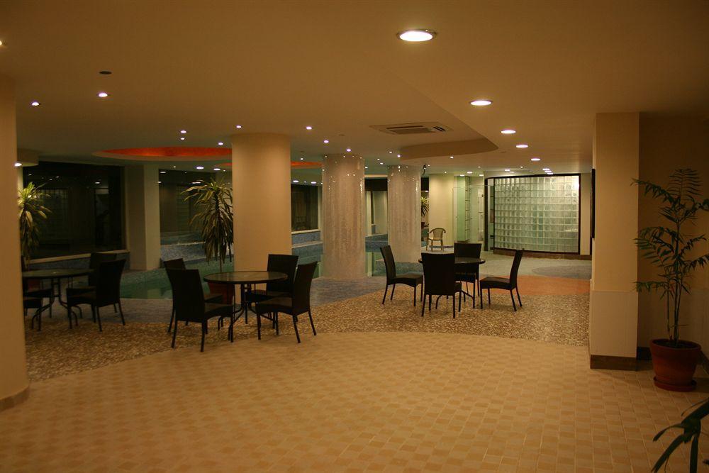 Mantra Amaltas Hotell New Delhi Exteriör bild