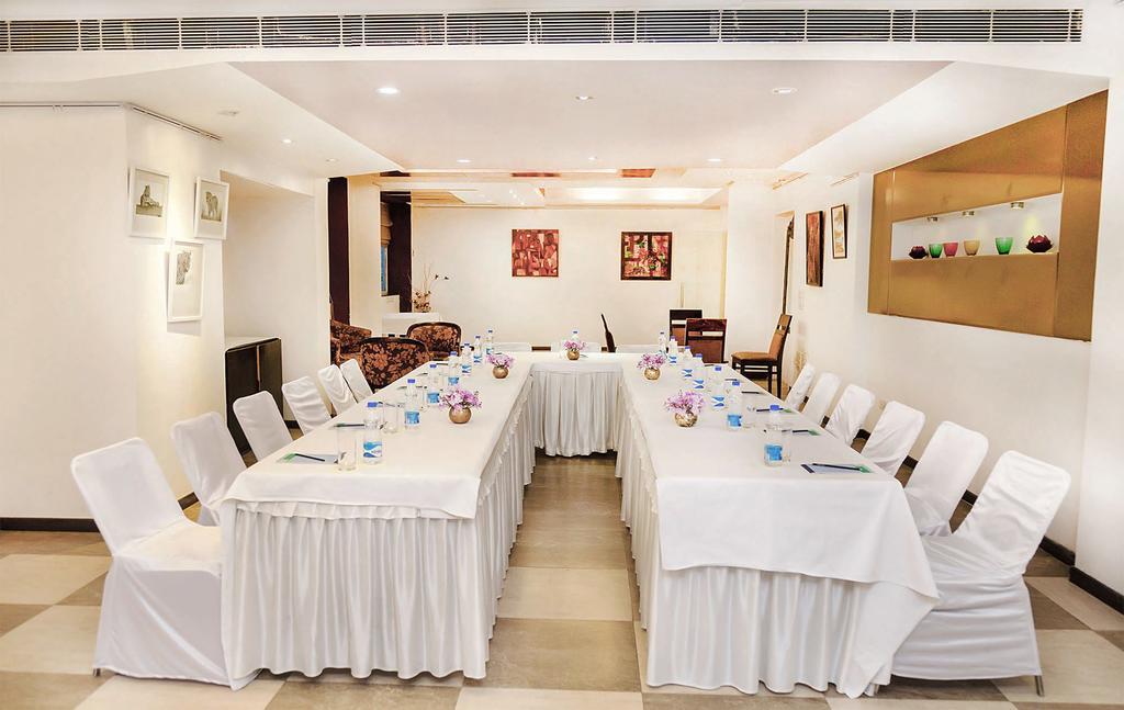 Mantra Amaltas Hotell New Delhi Exteriör bild
