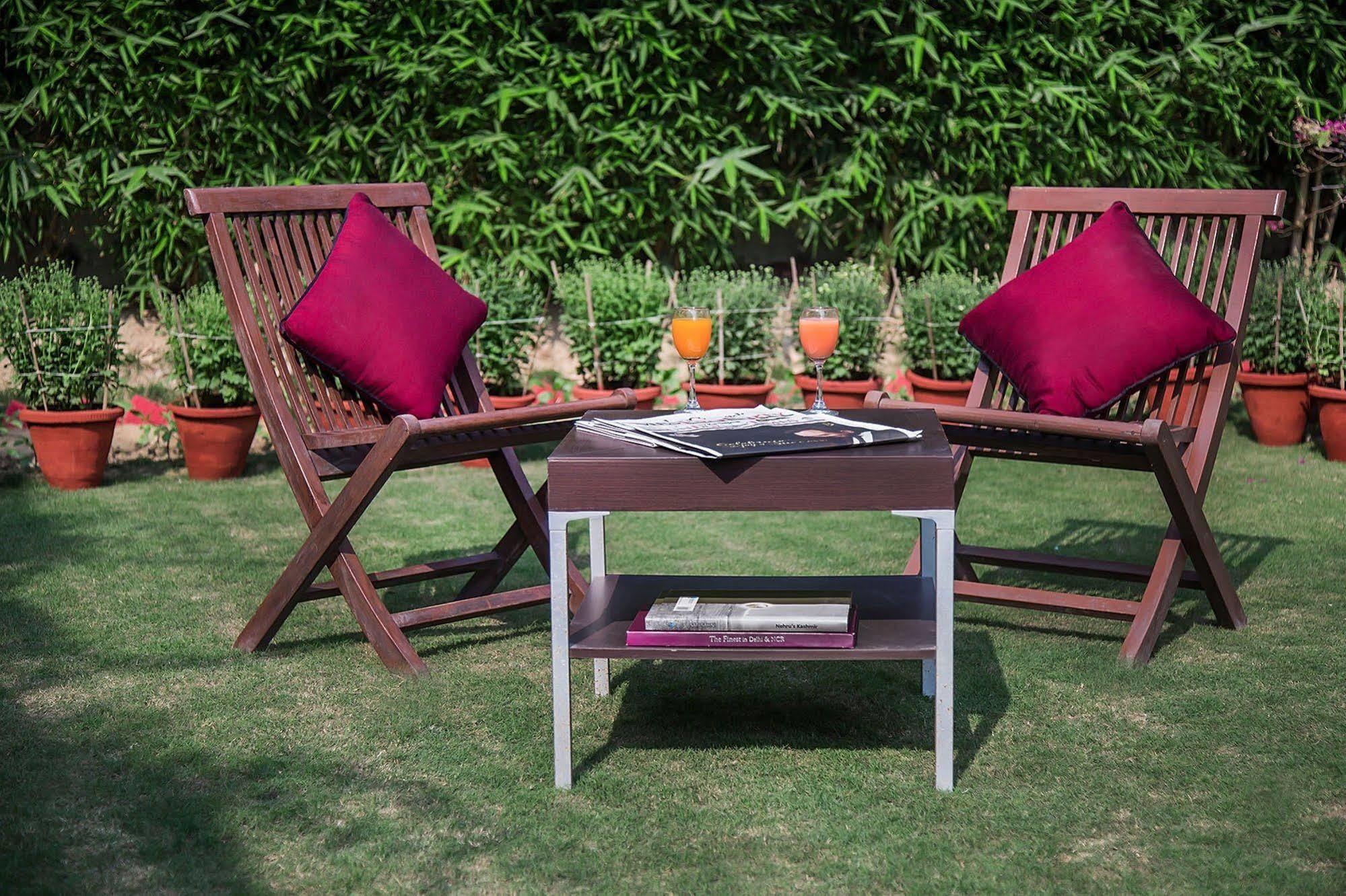 Mantra Amaltas Hotell New Delhi Exteriör bild