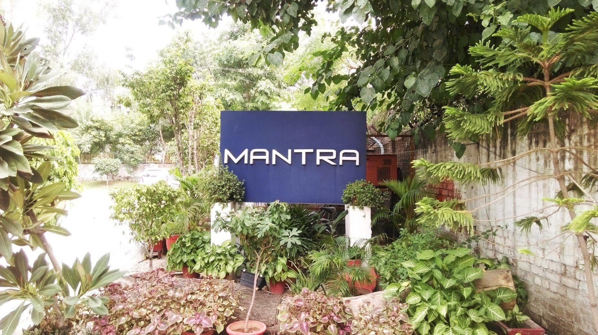 Mantra Amaltas Hotell New Delhi Exteriör bild