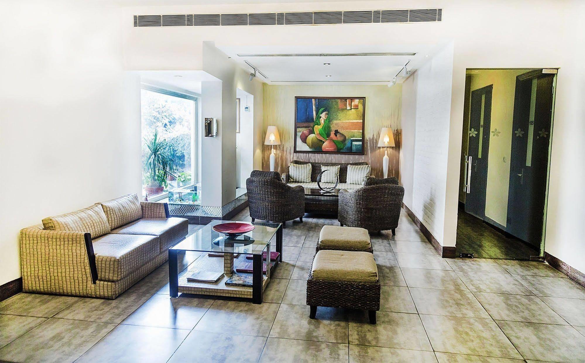 Mantra Amaltas Hotell New Delhi Exteriör bild
