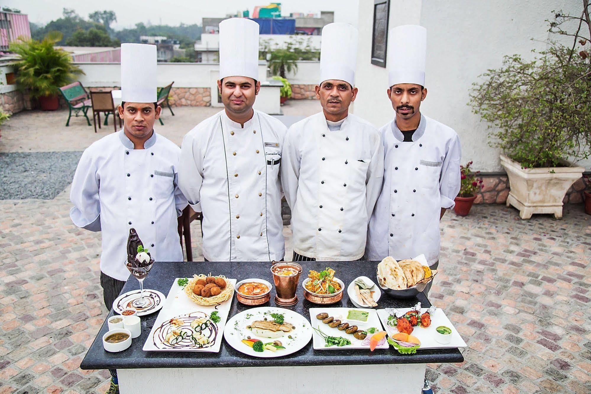 Mantra Amaltas Hotell New Delhi Exteriör bild