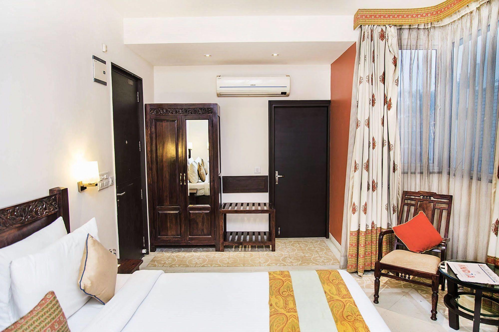 Mantra Amaltas Hotell New Delhi Exteriör bild