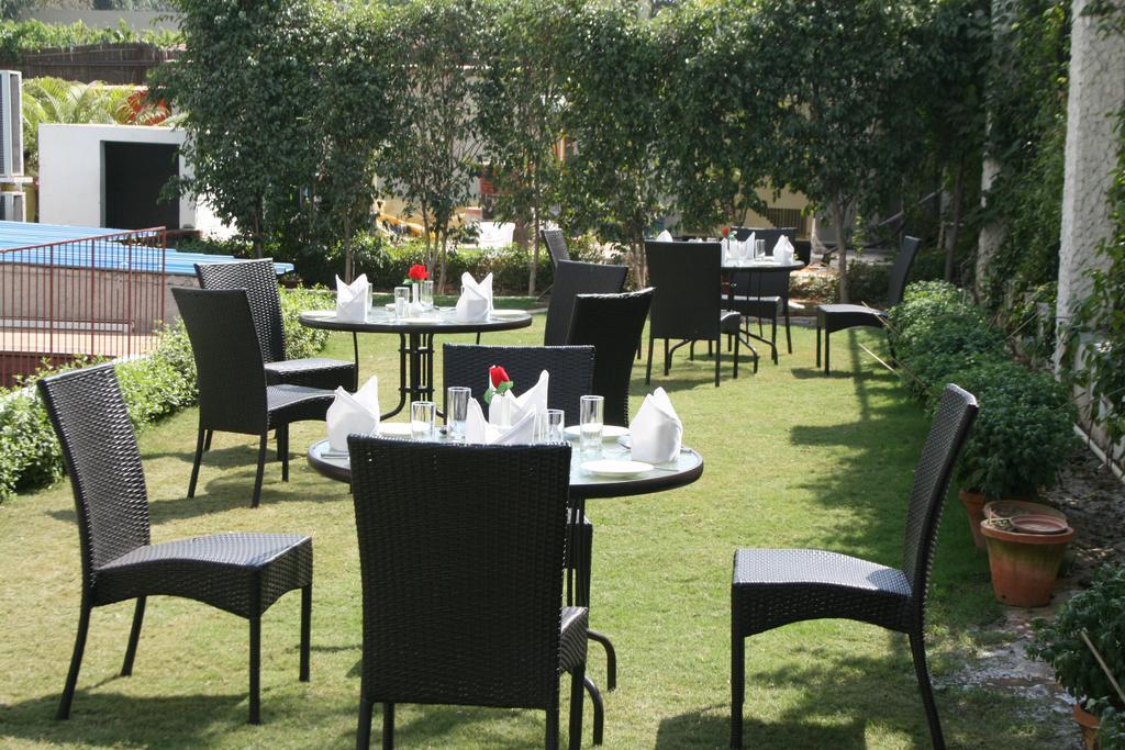 Mantra Amaltas Hotell New Delhi Exteriör bild